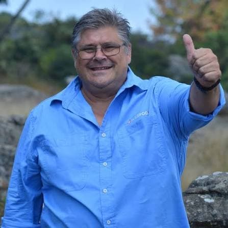 Izak du Plessis agter die mikrofoon